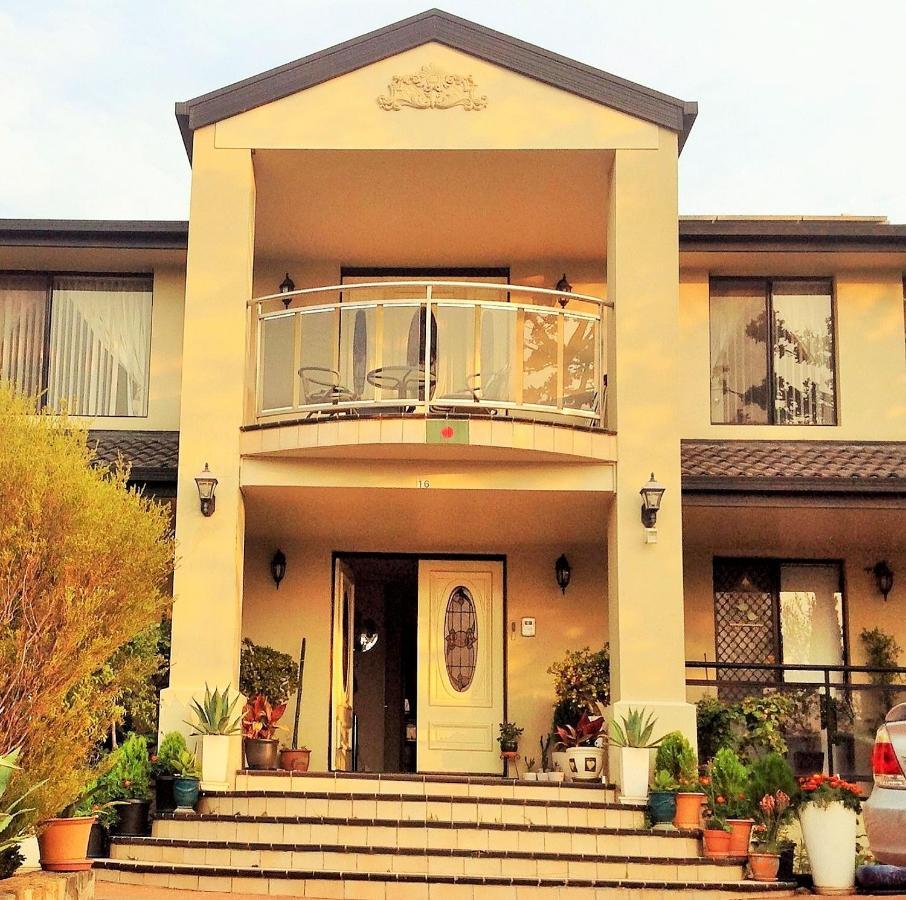 A Home Away From Home Camberra Exterior foto