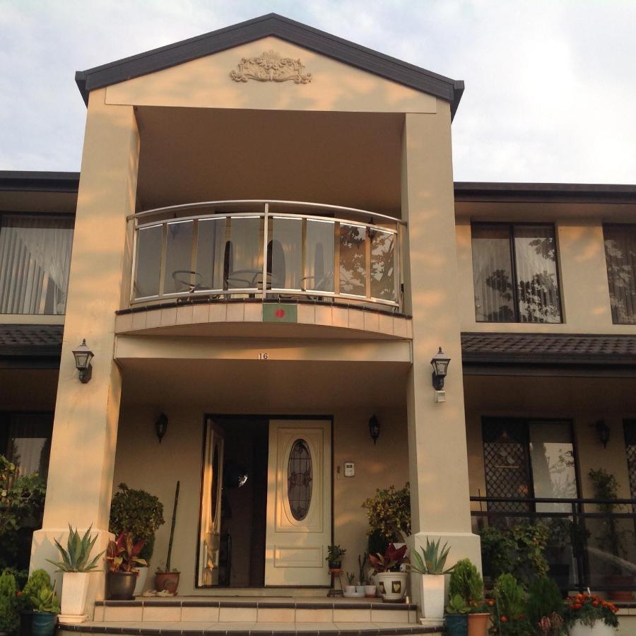 A Home Away From Home Camberra Exterior foto