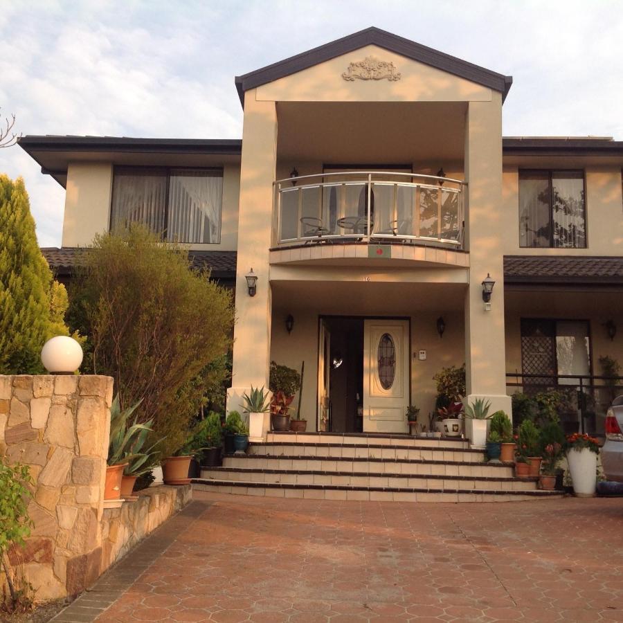 A Home Away From Home Camberra Exterior foto